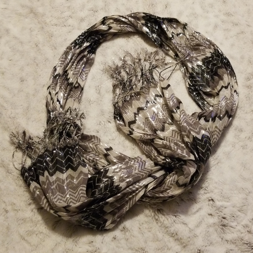 🌼3 for $10🌼Gorgeous Silver & Black Scarf